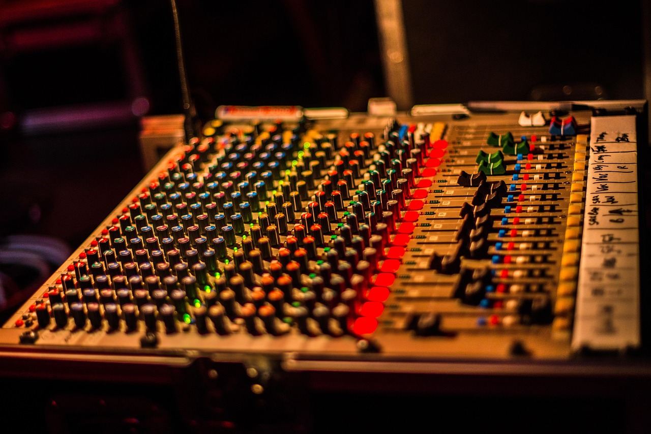 站群日报自动生成，每日核心指标推送至手机